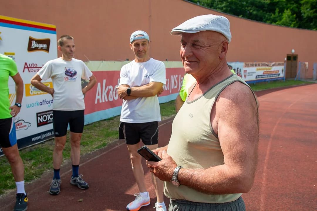70 okrążeń stadionu w Jarocinie na 70. urodziny. Wiesław Garbarek świętował nietypowo — zdjęcie 6 z 37