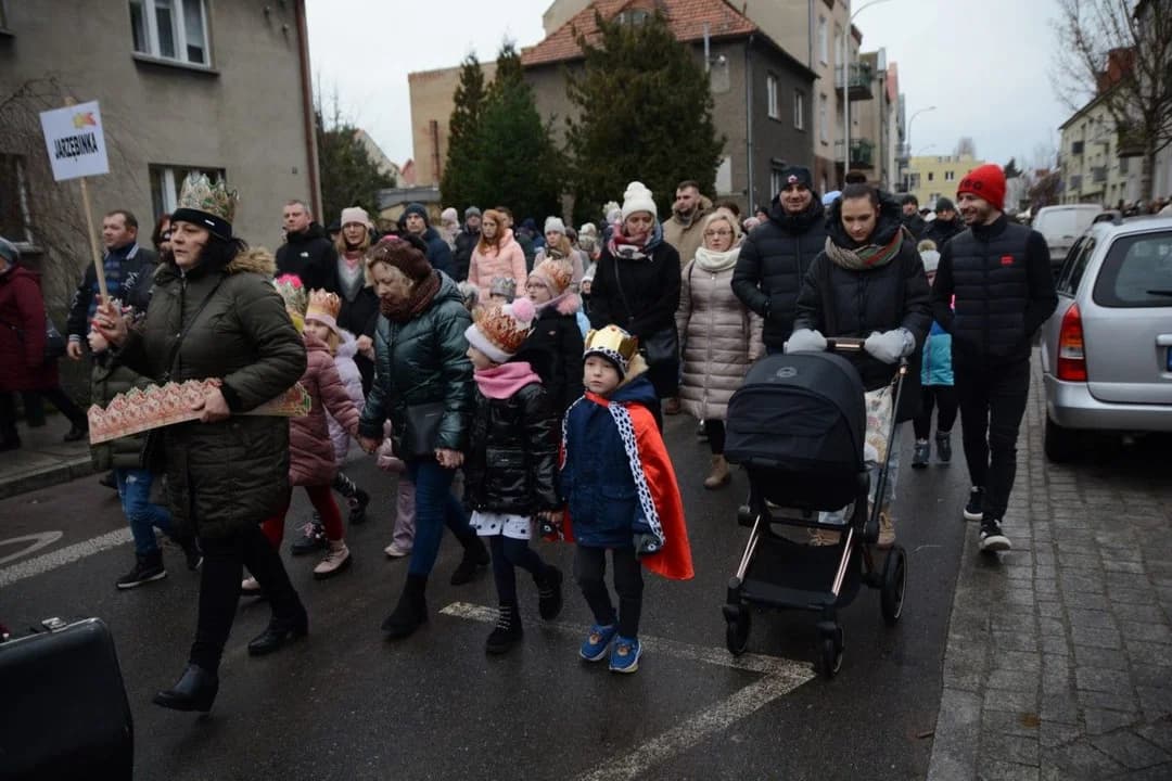 14. Jarocińskie Kolędowanie z Orszakiem Trzech Króli. Najwięcej było przedszkolaków  [ZDJĘCIA]