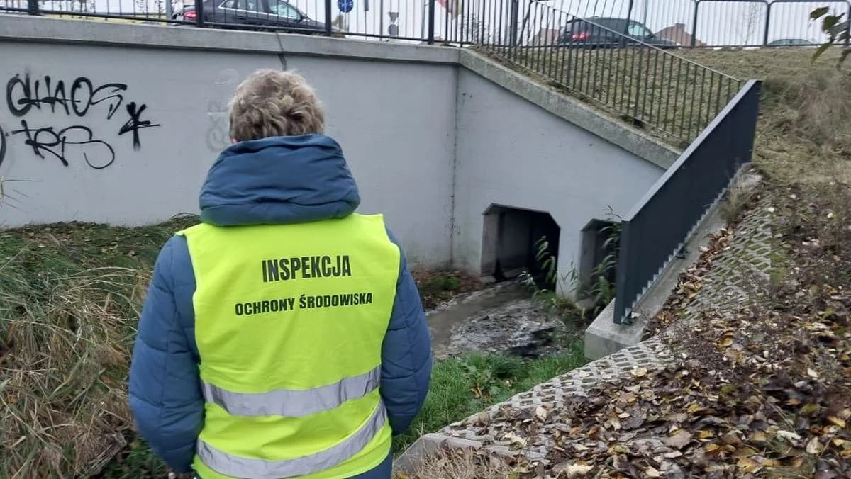 Ścieki w Lipince przez niedrożny kanał? Firma od rur oczyści rzeczkę z nieczystości [ZDJĘCIA] — zdjęcie 3 z 4