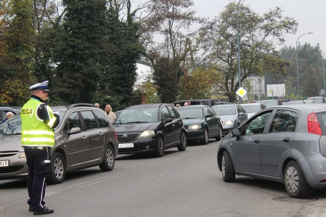 Zmiana organizacji ruchu w okolicy jarocińskich cmentarzy — zdjęcie 5 z 9