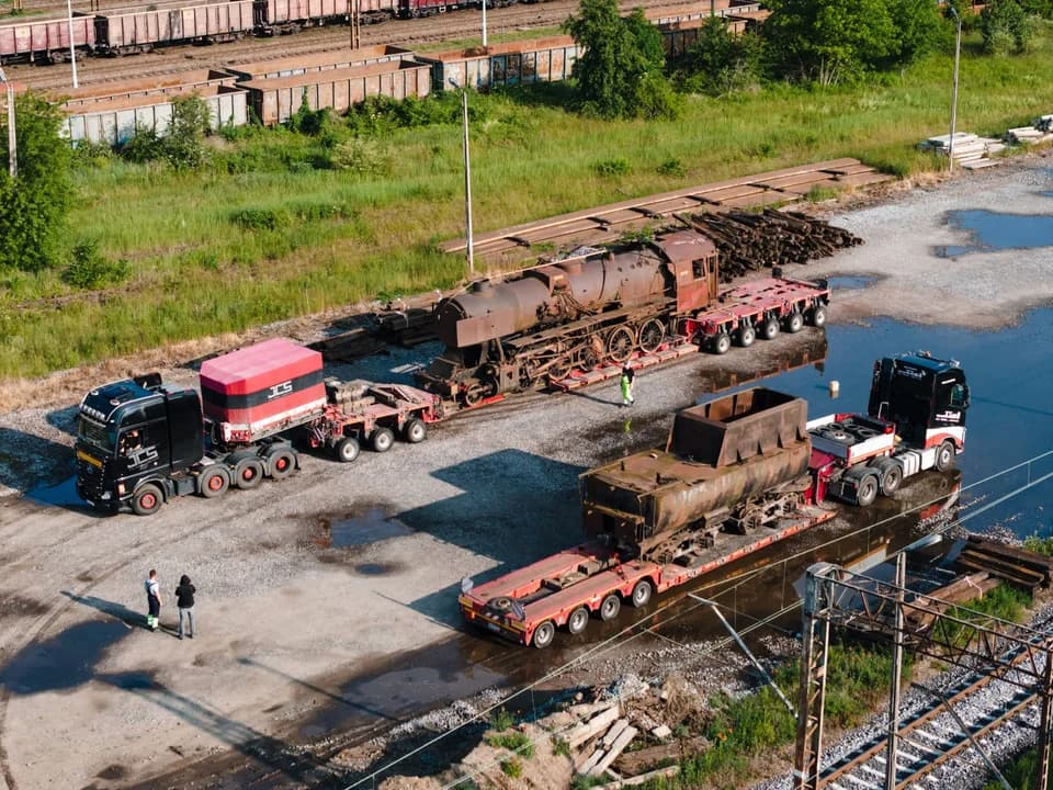 Parowóz w prezencie. Transport do Jarocina był wielkim wyzwaniem. ZOBACZ FILM — zdjęcie 4 z 11