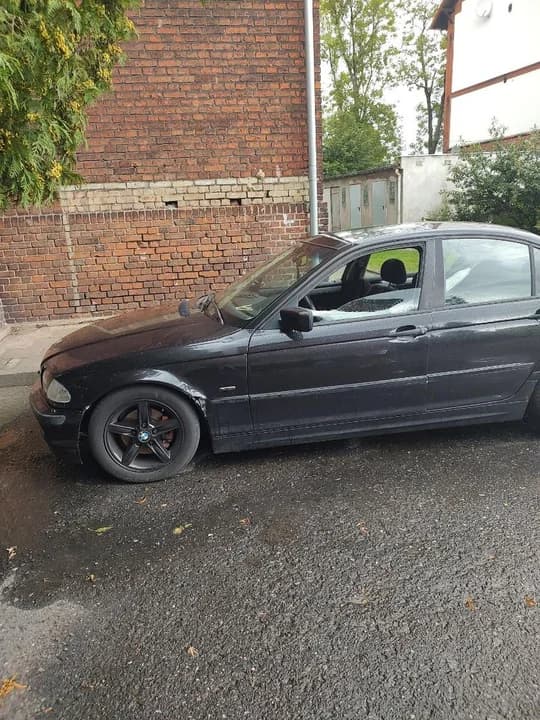 Po kolizji BMW porzucił na prywatnym parkingu w Jarocinie