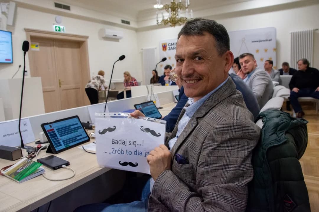 Mężczyźni znowu zapuszczają wąsy. Namawiają w ten sposób do badań. Dlaczego warto je wykonywać? [ZDJĘCIA, SONDA]