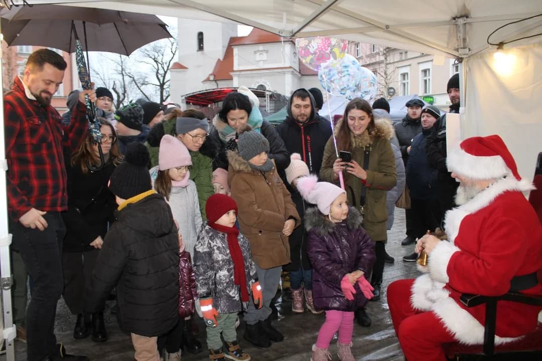 Pogoda nie sprzyjała jarmarkowi w Jarocinie. Padało i wiało, więc św. Mikołaj przyjechał na hulajnodze [ZDJĘCIA]