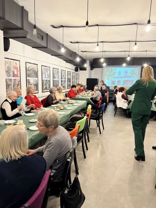 W Jarocinie odbyło się drugie spotkanie dla 80-latków. Odwiedzili Kamienicę Kultury i ratusz [ZDJĘCIA] — zdjęcie 2 z 33