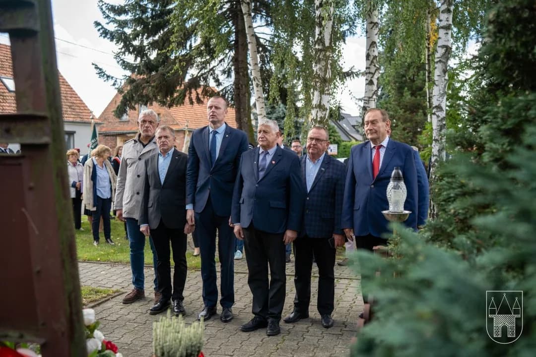 Dzień Sybiraka uczczono w Jarocinie złożeniem kwiatów i zapaleniem zniczy pod Krzyżem Martyrologii. Zabrakło prezeski [ZDJĘCIA] — zdjęcie 6 z 39
