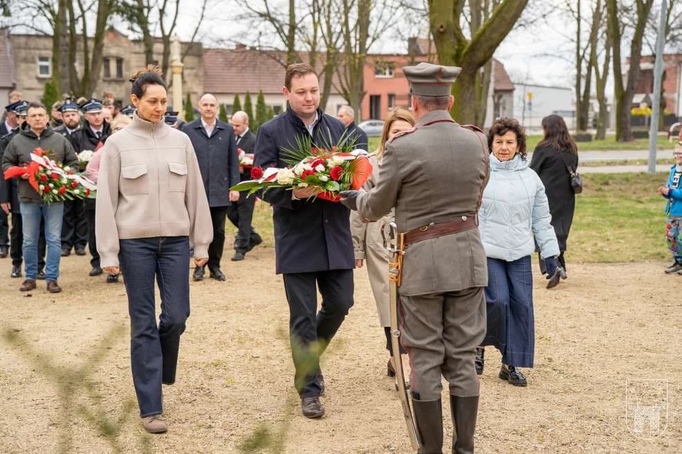 Uroczystości przed pomnikiem gen. Stanisława Taczaka w Mieszkowie — zdjęcie 3 z 30