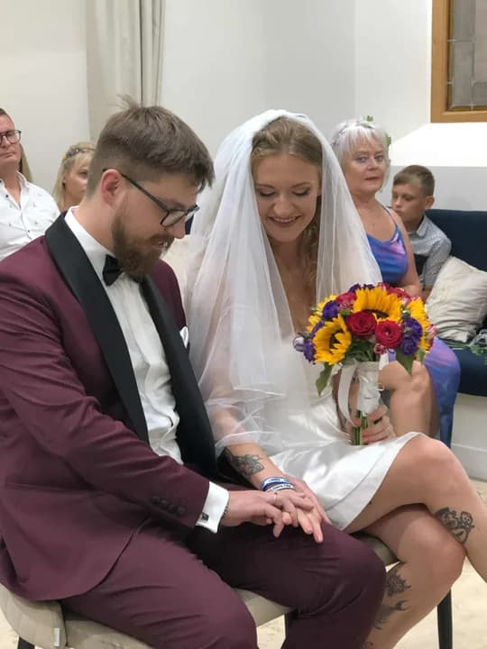 Ta miłość narodziła się na Jarocin Festiwalu dwa lata temu. Kaja i Tomasz wzięli ślub w ratuszu [ZDJĘCIA] — zdjęcie 6 z 28