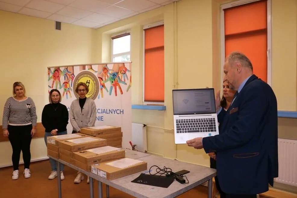 Pierwsze laptopy trafiły do uczniów czwartych klas Zespołu Szkół Specjalnych w Jarocinie [ZDJĘCIA]