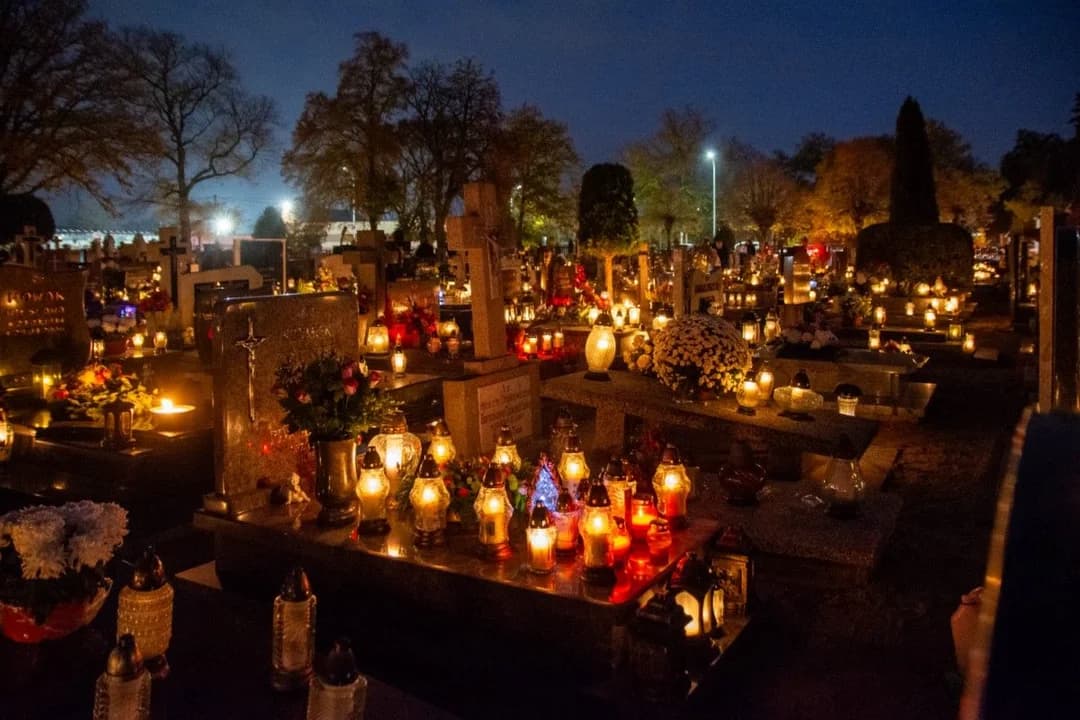 Dzisiaj Dzień Zaduszny. Zanim wyruszycie na cmentarze, zobaczcie nocne zdjęcia z Jarocina i Witaszyc [ZDJĘCIA] — zdjęcie 2 z 51