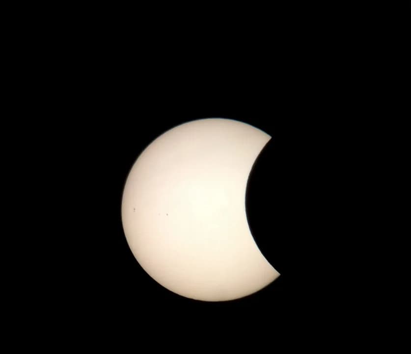 Chociaż od ostatniego częściowego zaćmienia w Polsce minął nieco ponad rok, dzisiejsze zjawisko jest wyjątkowe ze względu na swoją głębokość. To najsilniejsze przesłonięcie Słońca nad naszym krajem od 11 sierpnia 1999 roku.