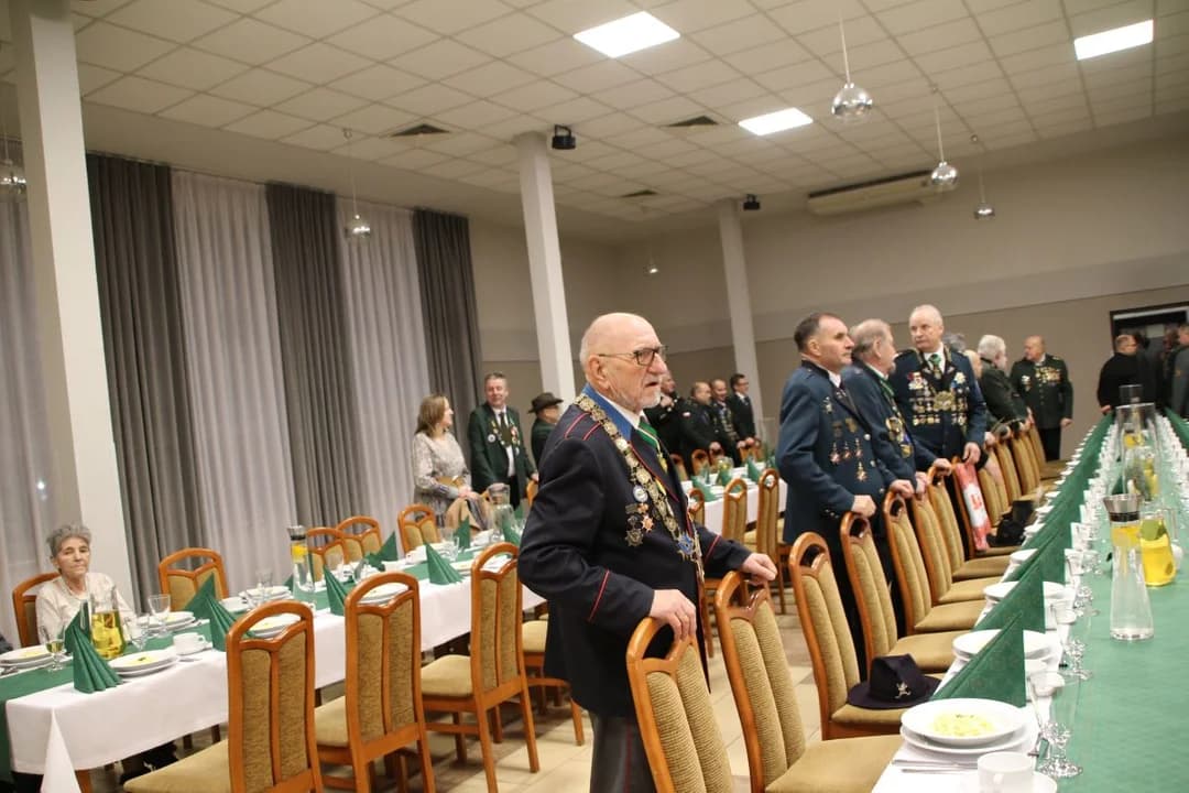 Kurkowe Bractwa Strzeleckie diecezji kaliskiej w Żerkowie na spotkaniu opłatkowym z biskupem [ZDJĘCIA] — zdjęcie 2 z 119
