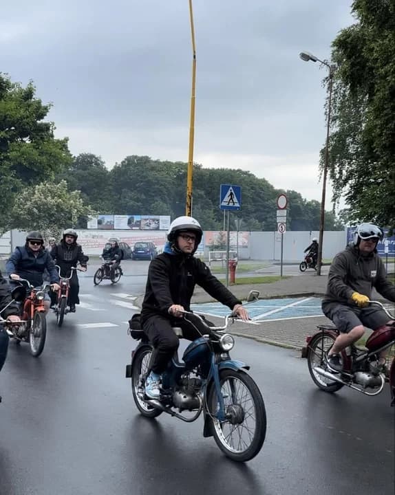 Jadą na starych dwusuwach przez kraj. W serwisie Żuk