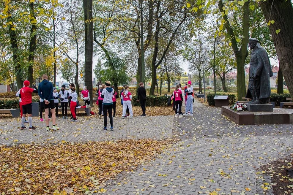 Biegacze Jarocin pobiegli szlakiem pomników poświęconych bohaterom Ziemi Jarocińskiej — zdjęcie 4 z 29