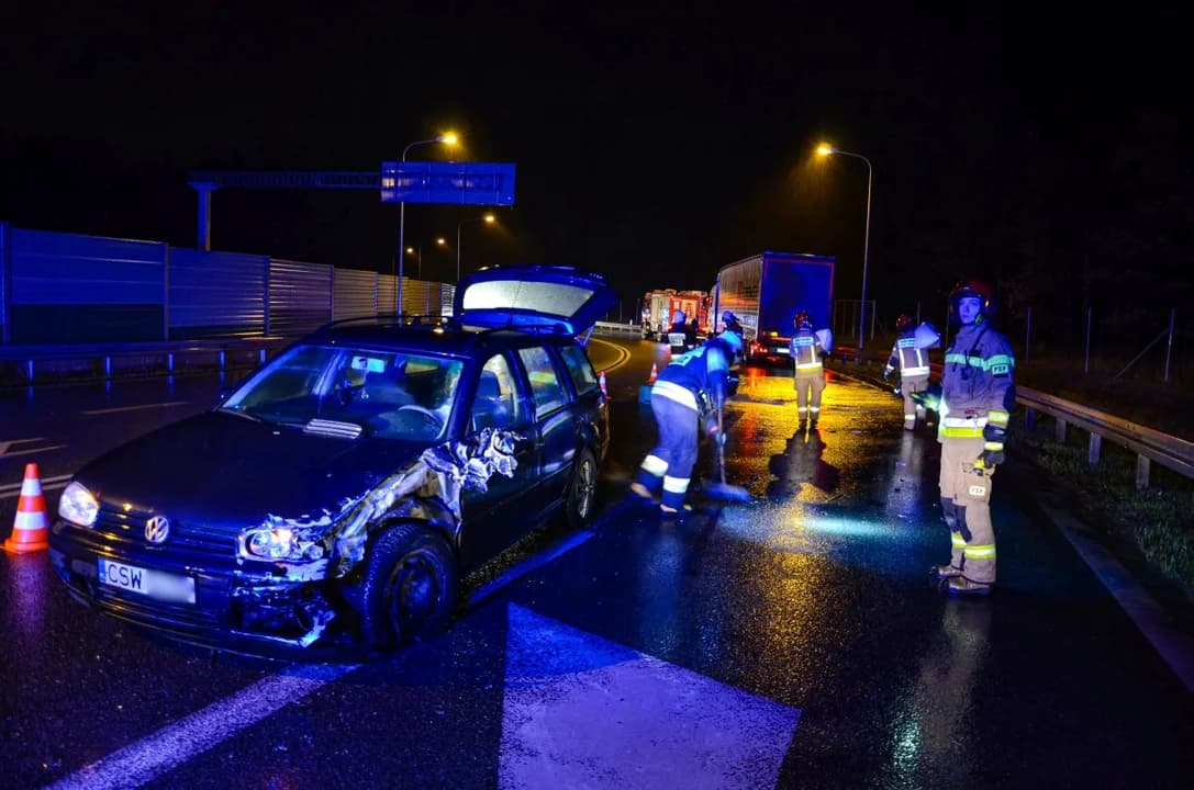 Volkswagenem uderzył w ciężarówkę. Uciekł. Poszukuje go jarocińska policja