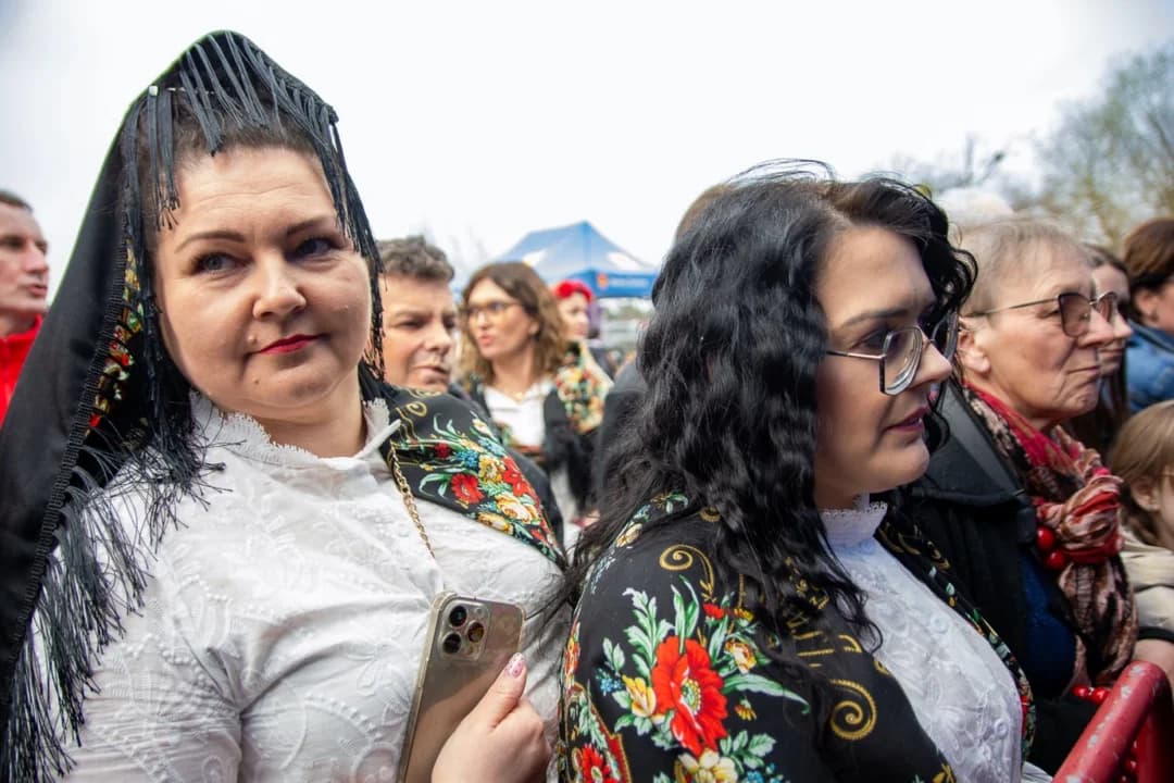 Wielkie tarcie chrzanu w Chrzanie. Przy tarkach stanęło blisko 100 KGW z całej Wielkopolski  [ZDJĘCIA, AKTUALIZACJA]