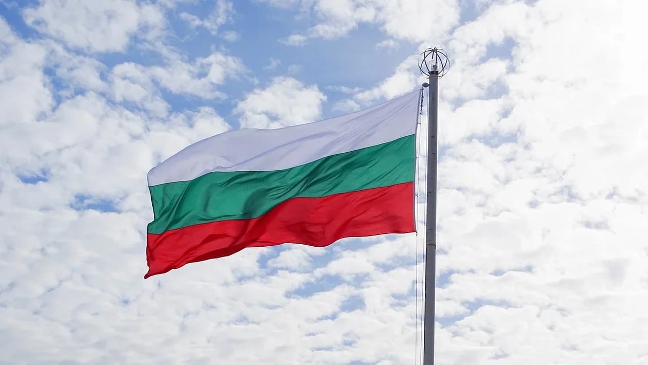 Bułgaria. W tym kraju za niektóre świadczenia trzeba zapłacić, mimo że w Polsce są bezpłatne. Nie są one zwracane przez NFZ. Oto przykładowe, płatne świadczenia w Bułgarii i ich szacunkowe koszty: wizyta u lekarza i stomatologa (bardzo ograniczony zakres świadczeń) – ok. 2,90 lewa. Z opłat zwolnione są kobiety w ciąży, dzieci i młodzież do 18 lat, badania laboratoryjne – od 2 do 6 lewów, trzeba mieć skierowanie od lekarza, które jest ważne 30 dni, pobyt w szpitalu – ok. 5,80 lewa (2% minimalnej pensji) za dzień, przy założeniu, że nie przekroczysz 10 dni pobytu w ciągu jednego roku. Po przyjęciu do szpitala otrzymasz informację o ewentualnych dodatkowych opłatach i pisemnie musisz podpisać zgodę na nie. Z opłat zwolnione są kobiety w ciąży, dzieci i młodzież do 18 lat, leki – nieobjęte refundacją są płatne 100%, a refundowane są płatne częściowo lub darmowe – w zależności od decyzji lekarza, ratownictwo górskie.