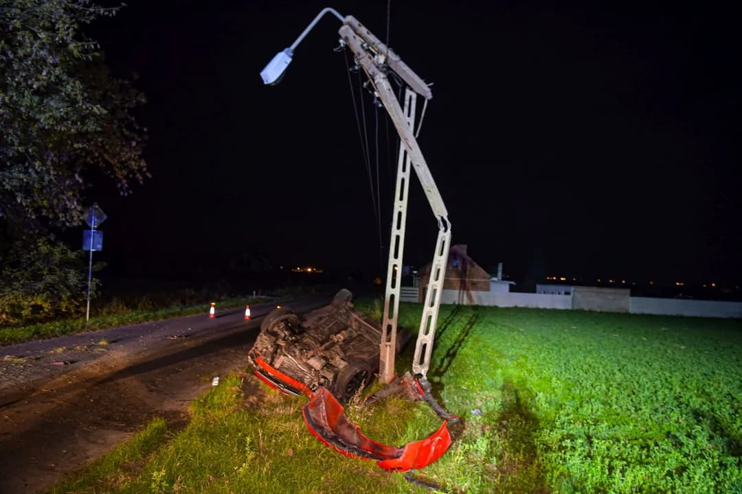 Oplem uderzyła w słup energetyczny przy drodze Witaszyce - Wola Książęca