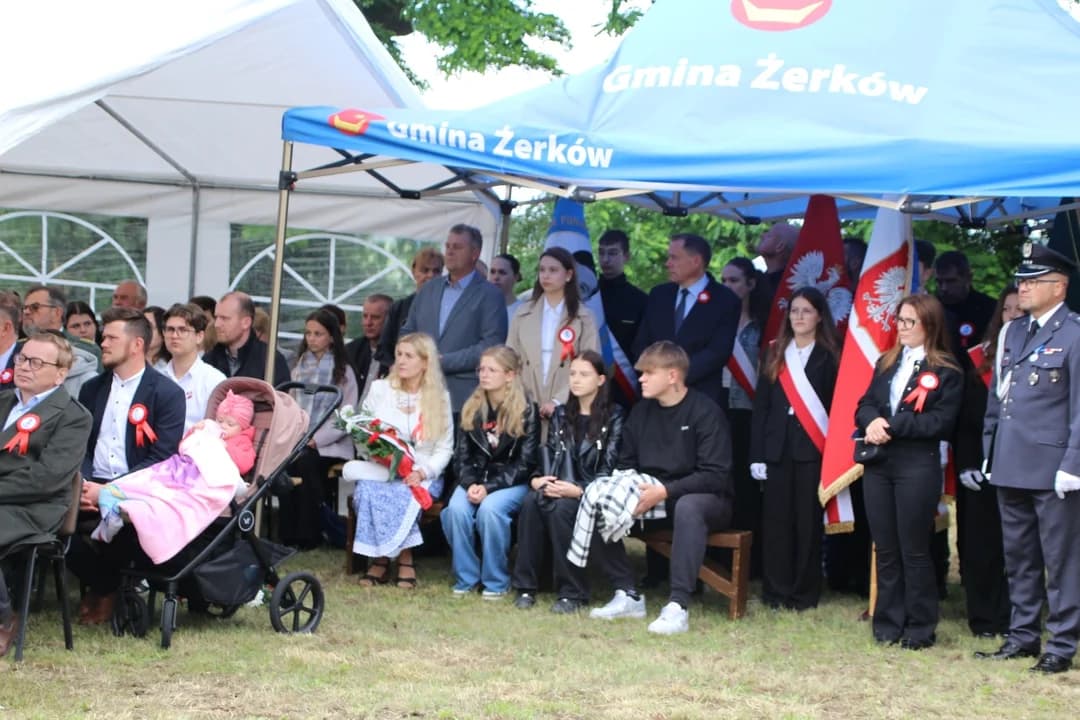 Nabożeństwo odbyło się z pełnym ceremoniałem wojskowym, a asystę honorową zapewniła kompania honorowa z 16. Jarocińskiego Batalionu Remontu Lotnisk pod dowództwem porucznika Adama Woźniaka. Oprawę muzyczną uroczystości przygotowała Orkiestra Dęta Miasta i Gminy Żerków. Nie zabrakło też delegacji m.in. ze szkół czy bractw kurkowych ze sztandarami.