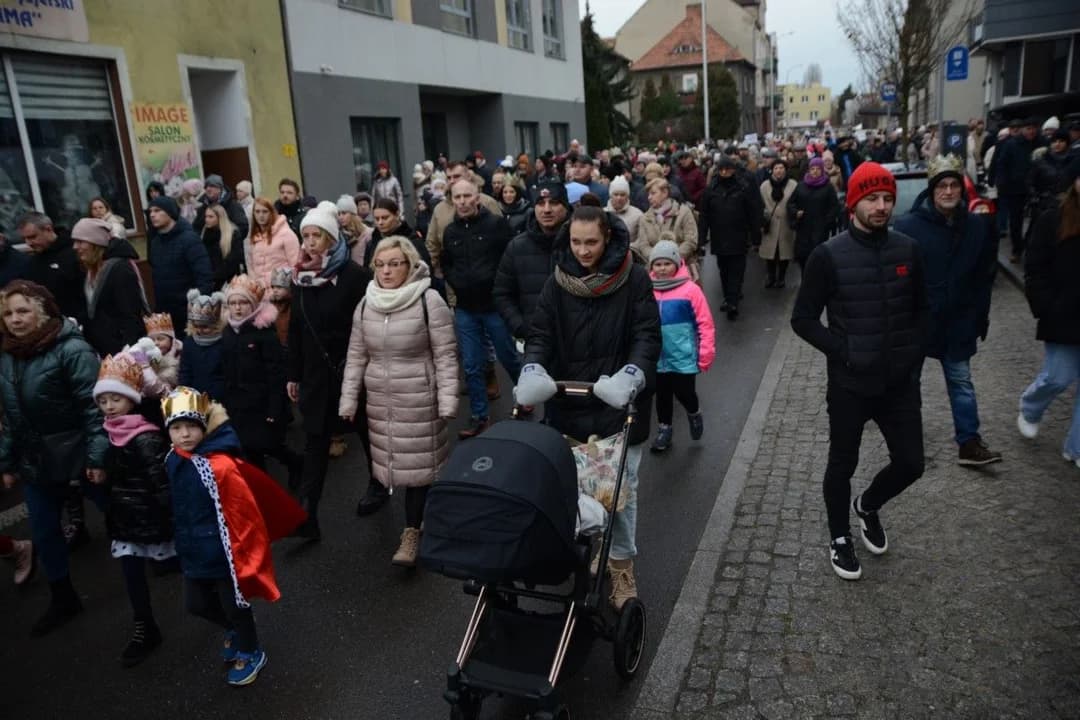14. Jarocińskie Kolędowanie z Orszakiem Trzech Króli. Najwięcej było przedszkolaków  [ZDJĘCIA]