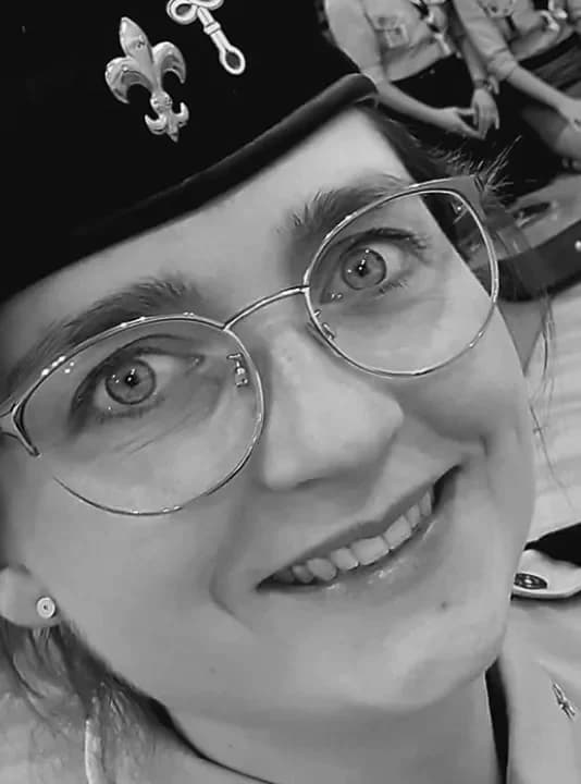 Od lat działała w Związku Harcerstwa Polskiego. Była bardzo zaangażowaną instruktorką. Lubiła biwaki w lesie. Organizowała harcerskie rajdy. Do wszystkiego podchodziła z uśmiechem i zapałem. Prowadziła bardzo aktywne życie. W 2019 roku, podczas wyborów w jarocińskim hufcu, została zastępczynią komendantki ds. kształcenia i pracy z kadrą. Była między innymi przewodniczącą Międzyhufcowego Zespołu Kadry Kształcącej „Kalami”. W 2023 roku, przy okazji obchodów 110-lecia harcerstwa na Ziemi Jarocińskiej, stworzyła i koordynowała projekt „Akademia Młodego Lidera”. Angażowała się nie tylko w harcerstwo. Miała duży talent muzyczny. Przed laty razem z siostrą Oleną należały do golińskiego zespołu „Yankee”, w skład którego wchodzili uczniowie i absolwenci tamtejszego gimnazjum, a później do młodzieżowej formacji „Dzieciuff Squad”. Obie grupy prowadził Tomasz Jankowski, obecnie dyrektor Szkoły Podstawowej w Golinie i prezes Stowarzyszenia Edukacyjnego „Gimnazjum 2000”. „Piosenki nigdy nie umierają. Ludzie niestety tak. Ale dzięki nim pozostają na zawsze w pamięci. Do zobaczenia Kinia gdzieś tam” - napisał na swoim profilu i załączył jedną z piosenek, w których zaśpiewała Kinga Urbaniak. Bardzo emocjonalny wpis zamieścił na swoim fanpage'u Hufiec ZHP im. Lotnictwa Polskiego w Jarocinie: „Dziś odeszła od nas hm. Kinga Urbaniak - instruktorka, mentorka i inspiratorka, a przede wszystkim przyjaciółka i podpora jarocińskiego harcerstwa. W taki dzień, jedyne co możemy, to przytoczyć jej słowa sprzed blisko 3 miesięcy: „A gdyby tak codziennie podjąć ten wysiłek i pomyśleć trochę o dniu, który minął? Komu z Was chociaż raz kiedykolwiek przeszła przez głowę myśl: A co, gdyby to był ostatni rok mojego życia? Rzuciłam sobie wyzwanie, przez rok żyjąc z tą myślą z tyłu głowy... I wiecie co? Wnioski bardzo mnie zaskoczyły, bo okazało się, że podróż dookoła świata to nie jest coś, czego chciałabym najbardziej. Na szczęście przeżyłam taką podróż, skrupulatnie śledząc piękną przygodę Aniki i Włodka. Zamiast podróży wybrałam czas z rodziną, dzięki czemu mogłam między innymi oglądać każdy najdrobniejszy krok w rozwoju mojego dwulatka. Ponadto również: robię rzeczy, które sprawiają mi przyjemność, dostrzegam, ilu dobrych ludzi mnie otacza każdego dnia, zachwycam się pięknem tego świata, słucham ludzi i poznaję ich życiowe historie, z nikim nie miałam kłótni, sprzeczki i tym podobne, mniej narzekam, choć powodów wiele... Jako społeczeństwo z łatwością przychodzi nam znajdowanie powodów do narzekania. Przykrywają nam one powody do cieszenia się z tego, co nas spotyka. Na urodziny życzę sobie więc, by każdemu, kto to czyta, udało się odwrócić tę zależność - niech łatwo przychodzą nam powody do cieszenia się z codzienności! Pod choinkę natomiast proszę, by każdy dostał worek wzajemnej życzliwości i wdzięczności. To tylko tyle czy aż tyle? O dużo proszę?” W mediach społecznościowych harcerze i instruktorzy na znak żałoby po śmierci Kingi Urbaniak zamieszczali zamiast zdjęć profilowych krzyż ZHP przepasany kirem, a w relacjach pojawiły się czarno białe zdjęcia z różnych hufcowych wydarzeń. Komendant jarocińskiego hufca, phm Krzysztof Pelec, wprowadził miesięczną żałobę w związku ze śmiercią hm Kingi Urbaniak. W swoim rozkazie specjalnym podkreślił, że 5 marca na zawsze pozostanie w pamięci harcerskiego środowiska jako dzień śmierci hm. Kingi Urbaniak. „Była ona nieustannie aktywną instruktorką, mentorką i inspiracją dla wielu młodych harcerzy. Cenionym kształceniowcem i główną „Pajęczycą”. Druhna Kinga wstąpiła w szeregi Związku Harcerstwa Polskiego w 2003 roku. Po złożeniu Przyrzeczenia Harcerskiego w 2005 roku w 36. Drużynie Harcerskiej „Zwiad” im. Armii Poznań aktywnie poszukiwała swojej harcerskiej ścieżki. Składając zobowiązanie instruktorskie w 2011 roku, postanowiła, że jej polem służby będzie wspieranie harcerskich środowisk. Wsparcie to rozwijała i umacniała jako instruktorka, koncentrując się na kształceniu kadry i pracy z nią. Zapamiętamy jej kursy i zajęcia - zawsze prowadzone z uśmiechem i empatią. Kinga pozostanie w naszej pamięci jako liderka, która budowała zespoły poprzez własny przykład. Potrafiła pokazać, że można łączyć różne funkcje, nie zapominając jednocześnie, że poza harcerstwem istnieje świat, który warto poznać i doświadczyć” - czytamy w komunikacie, przeznaczonym do odczytania we wszystkich drużynach i gromadach działających w ramach jarocińskiego hufca ZHP. Komendant podkreślił również, że w minionym roku Kinga Urbaniak dała im przykład, jak czerpać z życia pełnymi garściami. „Mimo choroby, która stopniowo osłabiała jej siły, nie przestawała realizować swoich harcerskich marzeń - aż do ostatnich chwil, dopóki starczyło jej energii. Jej odejście pozostawia w nas ogromną pustkę, ale także uczy, jak ważne jest bycie w zgodzie z samym sobą. Druhno Kingo! Zostawiasz wielką pustkę w naszych sercach!” - napisał w treści rozkazu specjalnego. O śmierci Kingi Urbaniak poinformowała rodzina w środę, 5 marca. Miała zaledwie 32 lata, odeszła po walce z ciężką chorobą. Harcerze i zuchy wspólnie odprowadzili Kingę Urbaniak na wieczną wartę. Msza święta pogrzebowa została odprawiona w sanktuarium Matki Bożej Pocieszenia w Golinie. Zmarła instruktorka spoczęła na miejscowym cmentarzu.