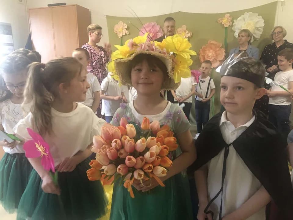 Dzieci z Niepublicznego Przedszkola "Poziomka" w Jarocinie ze świąteczną wizytą w mieszkaniach chronionych [ZDJĘCIA] — zdjęcie 5 z 13