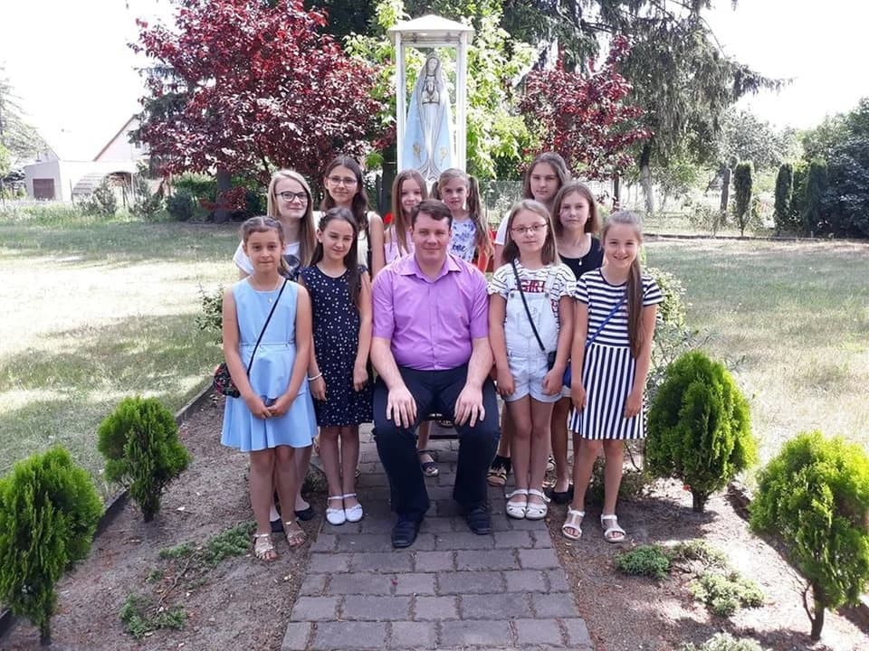 10-lecie scholi "Cieleckie Słowiki" z parafii św. Małgorzaty w Cielczy  pod dyrekcją Patryka Urbaniaka — zdjęcie 3 z 51