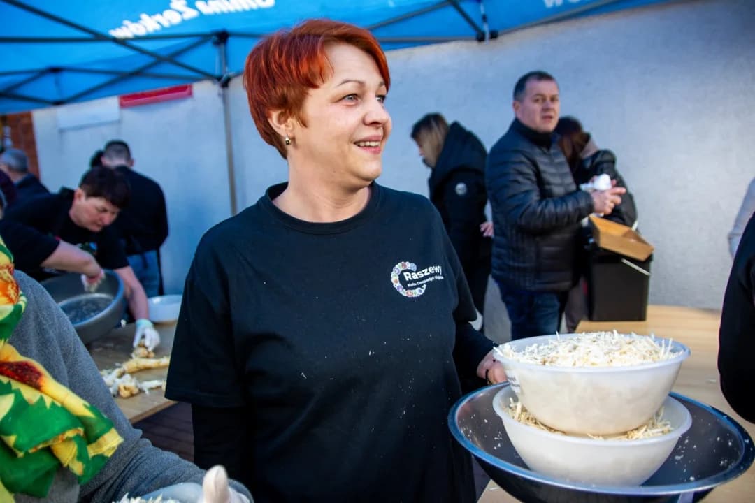 Wielkie tarcie chrzanu w Chrzanie. Przy tarkach stanęło blisko 100 KGW z całej Wielkopolski  [ZDJĘCIA, AKTUALIZACJA]