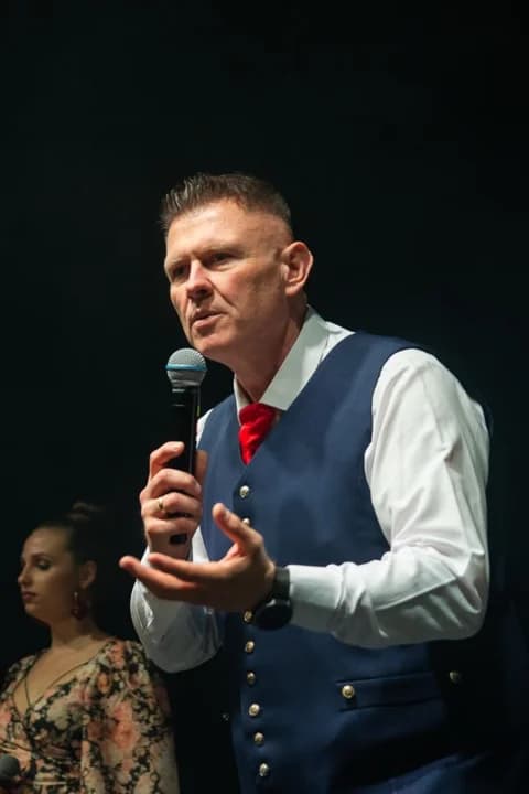 Śląska biesiada i hity Norbiego. Sala JOK-u wypełniła się niemal po brzegi — zdjęcie 6 z 39