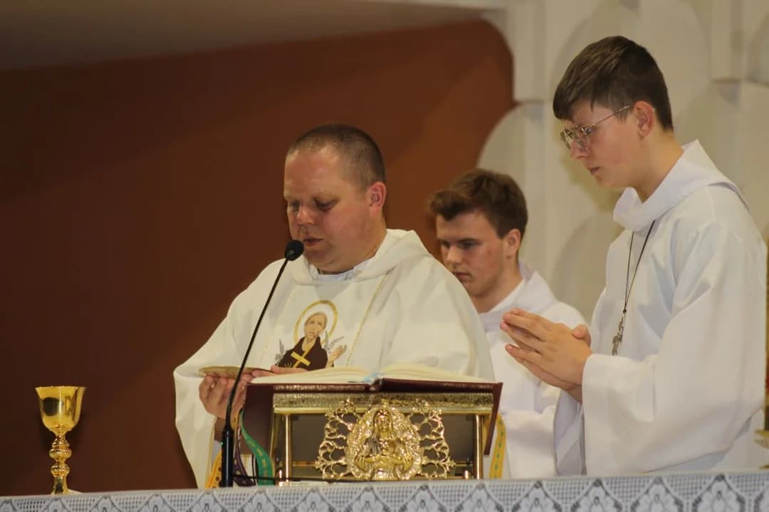 Mszy św. przewodniczył ojciec Sofroniusz Rempuszewski, proboszcz franciszkańskiej parafii, który wygłosił również kazanie poświęcone stygmatom św. Franciszka z Asyżu — zdjęcie 3 z 44
