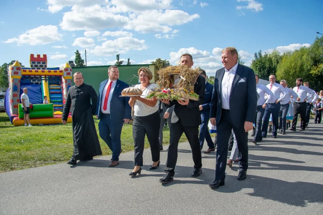 Każdy dostał bochenek chleba. Dożynki w Noskowie [ZDJĘCIA]