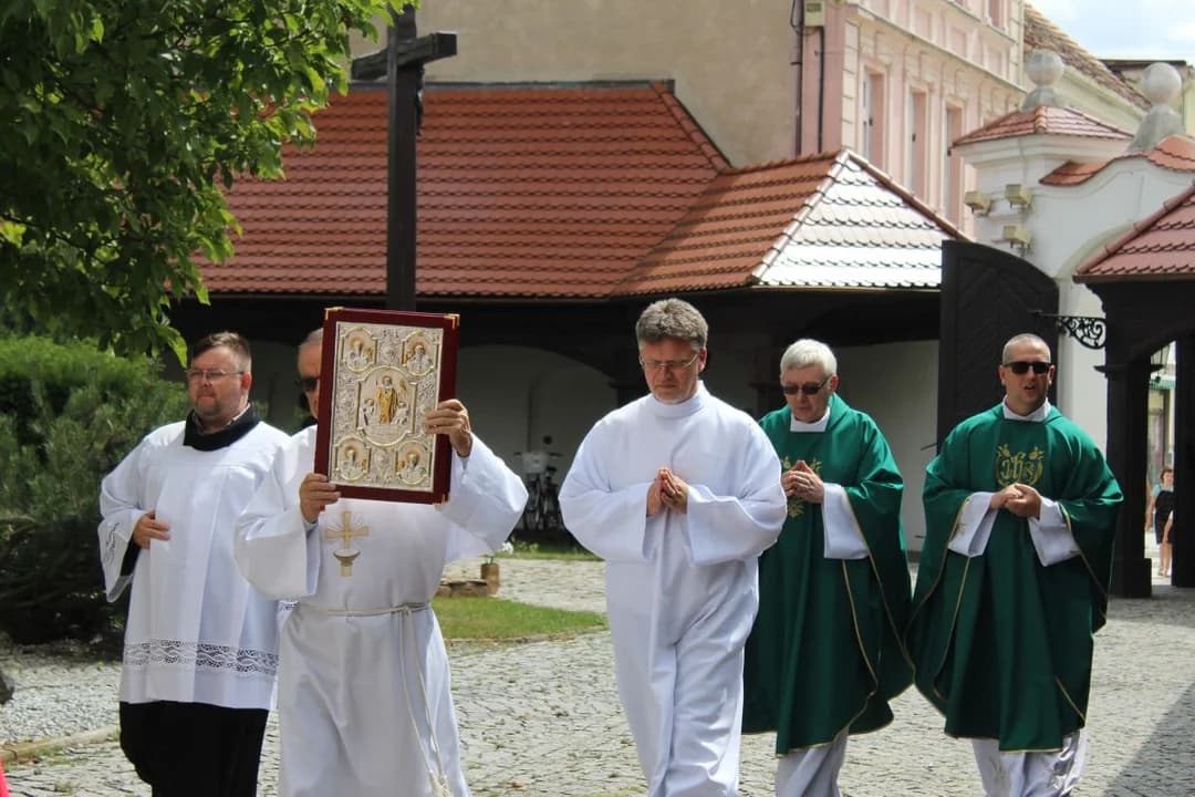 Pożegnanie kapłanów w parafii św. Marcina w Jarocinie [ZDJĘCIA]