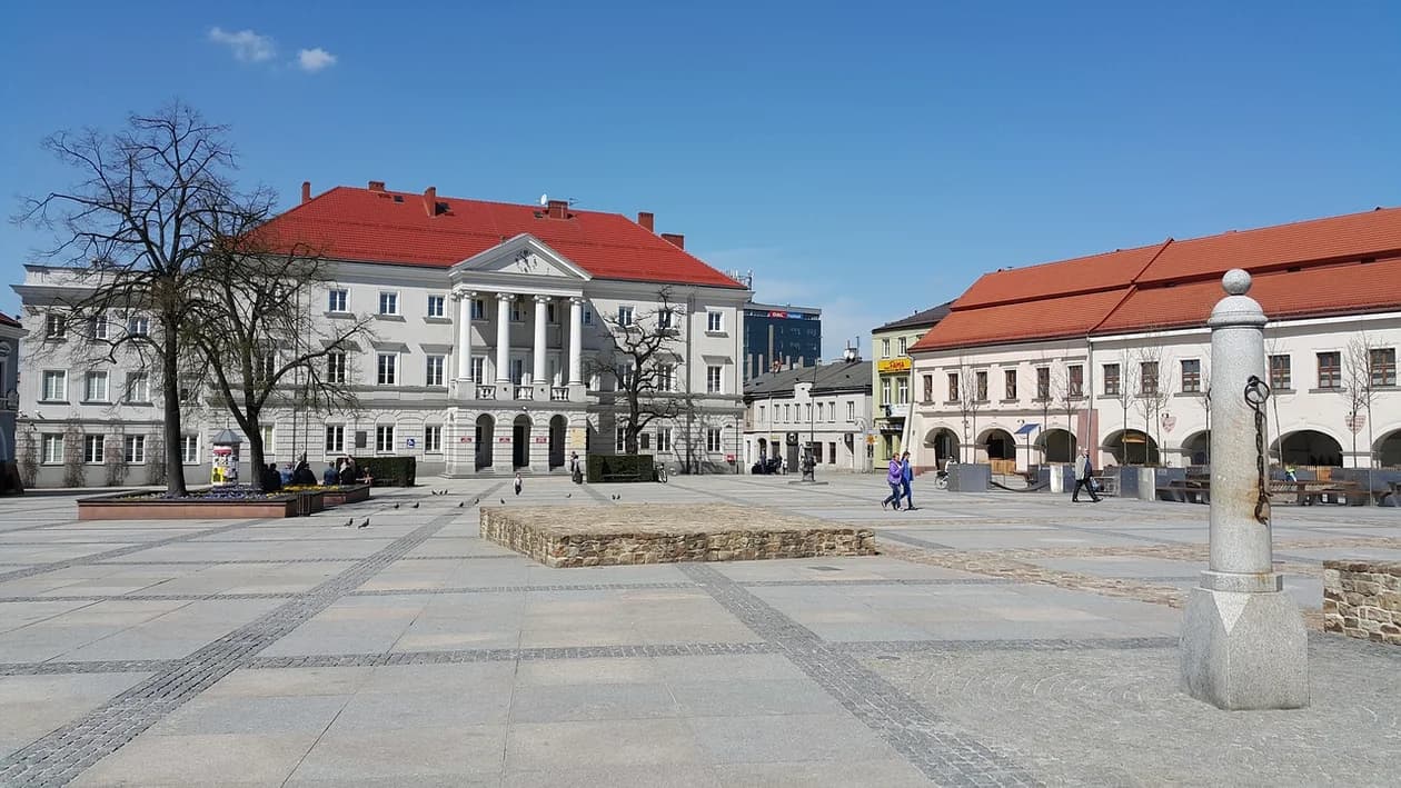 Na przedostatnim miejscu znalazły się Kielce. Przeciętne miesięczne wynagrodzenie w tym mieście w maju 2023 r. wyniosło 6057,01 zł brutto