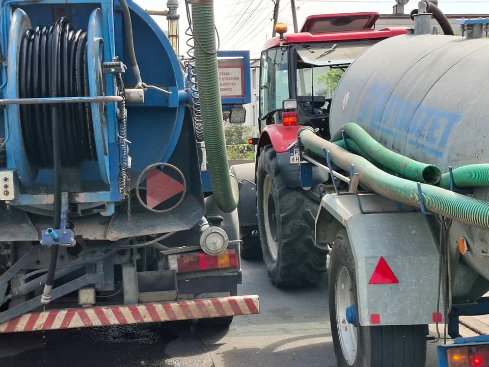 Udrażniali kanalizację. Trafili na niepokojące znalezisko. Jest ważny apel do mieszkańców — zdjęcie 6 z 9