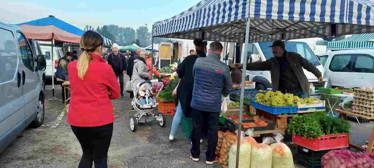 Ceny warzyw i owoców na targowisku w Jarocinie