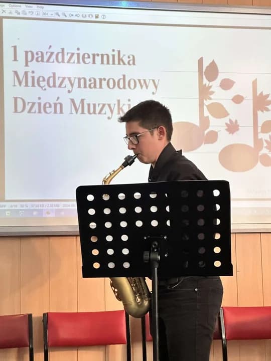 W trakcie koncertu wystąpili uczniowie dwóch jarocińskich placówek - szkoły muzycznej i społecznego ogniska — zdjęcie 3 z 24