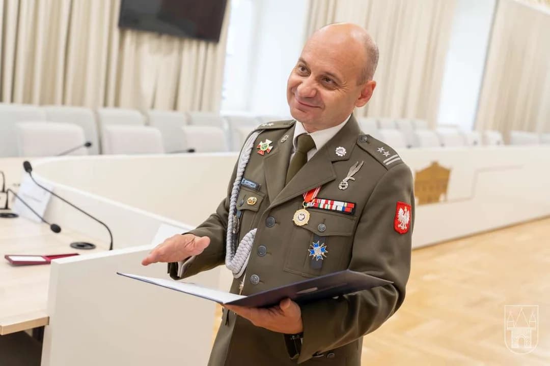 Aktu dekoracji w imieniu Ministra Obrony Narodowej dokonał szef Wojskowego Centrum Rekrutacji w Kaliszu, podpułkownik Przemysław Bojarczuk.
