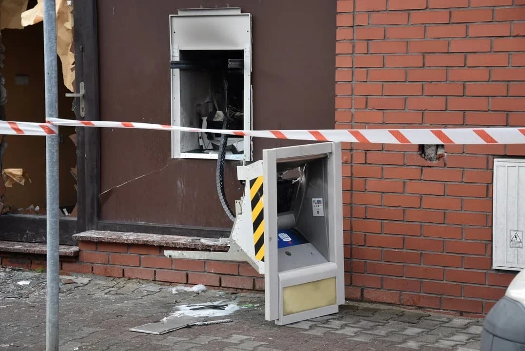 Do wysadzenia bankomatu w Zdunach doszło w kwietniu 2021 roku. — zdjęcie 3 z 12