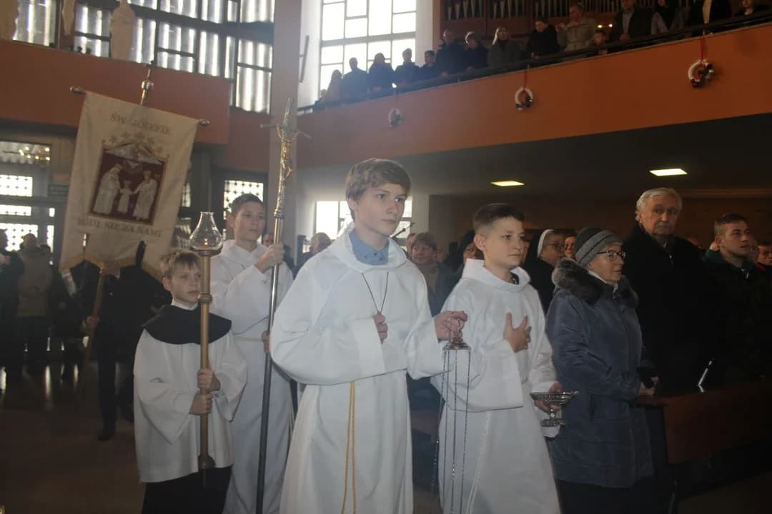Franciszkanie w Jarocinie rozpoczęli świętowanie 90-lecia z biskupem kaliskim — zdjęcie 2 z 122