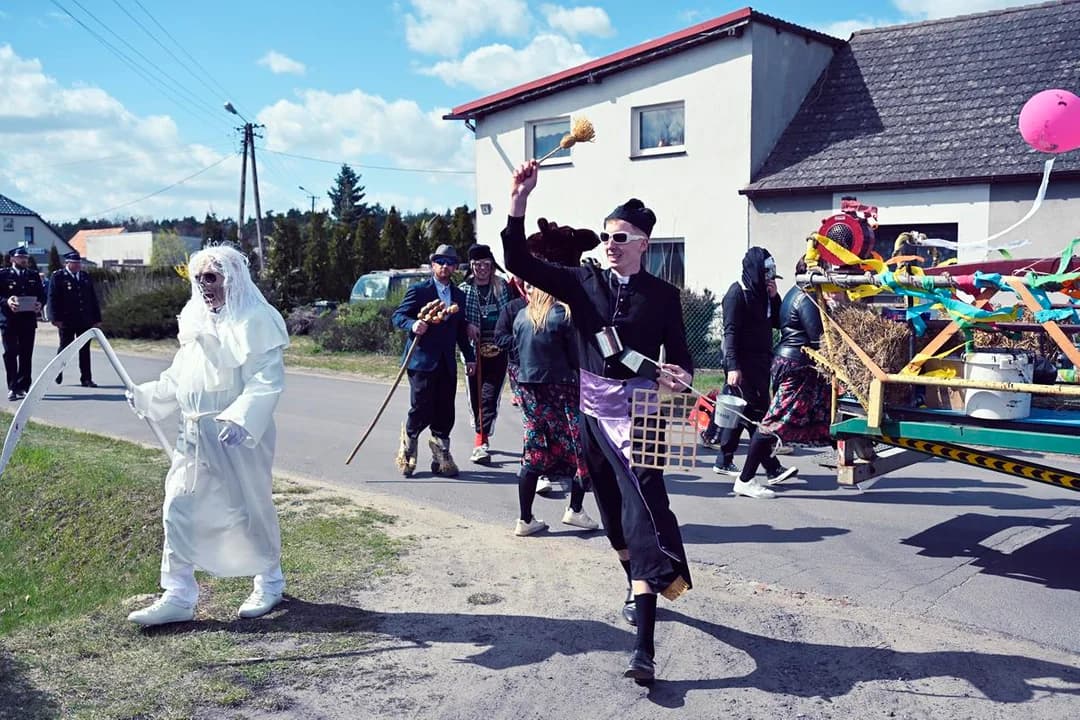 Pochody Niedźwiedzi w Łuszczanowie, Cielczy, Witaszycach i Brzostowie. Przebierańcy tłumnie wyszli na ulice miejscowości naszego terenu