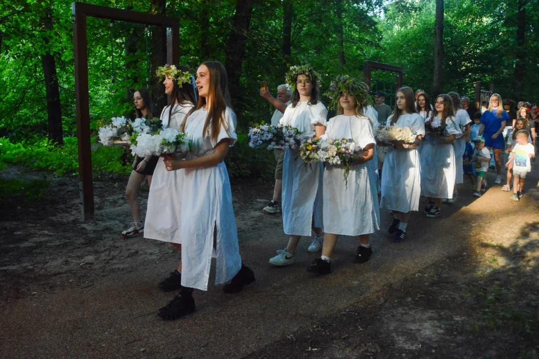 Najpierw wyplatano wianki, a poźniej puszczano je na Lutyni. Noc Świętojańska w Wilkowyi [ZDJĘCIA]
