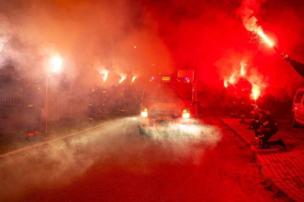 Tradycyjnie strażacy auto witali racami — zdjęcie 2 z 13