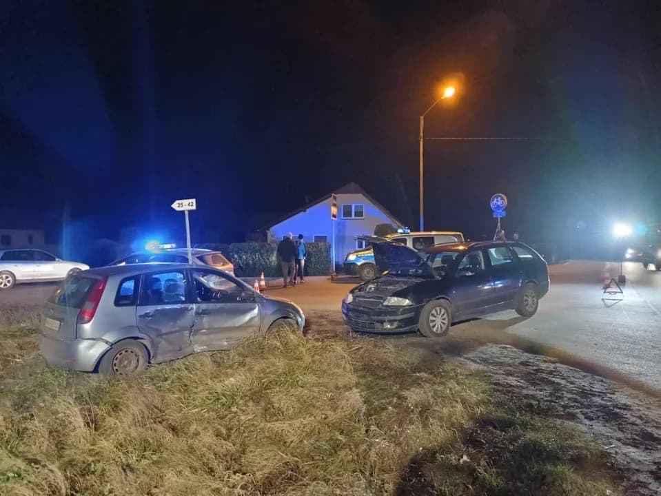 Zderzenie dwóch aut osobowych w Żółkowie w gminie Żerków — zdjęcie 2 z 5