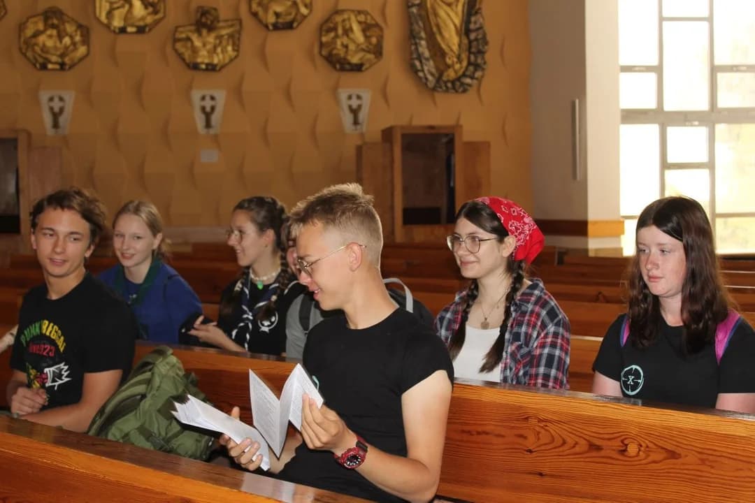 Harcerze z hufca ZHP Jarocin wraz z sympatykami wyruszyli na pielgrzymkę do Borku Wlkp. — zdjęcie 6 z 60