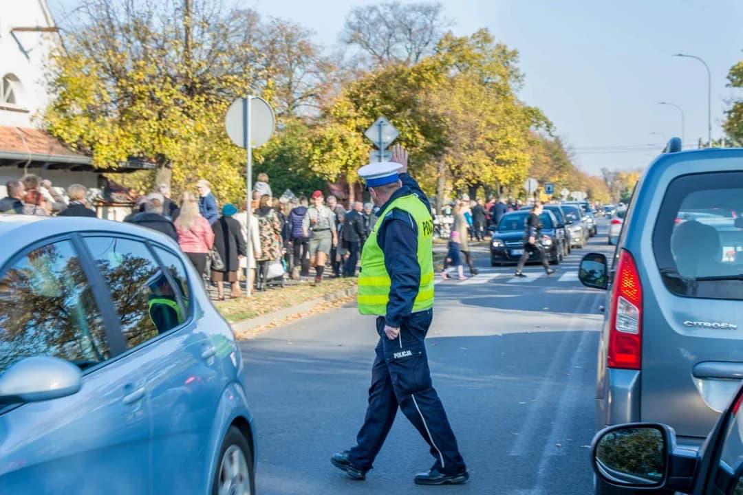 Rozpoczęła się policyjna akcja „Znicz”2022. Zmiana organizacji ruchu w okolicy jarocińskich cmentarzy