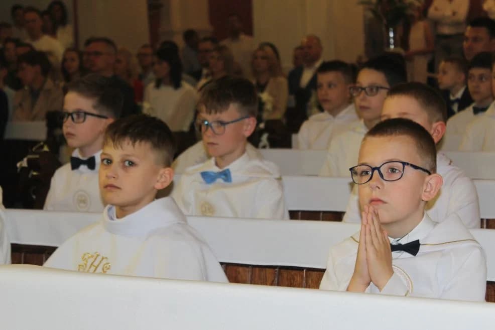 Pierwsza Komunia Święta w parafii św. Marcina w Jarocinie — zdjęcie 2 z 235
