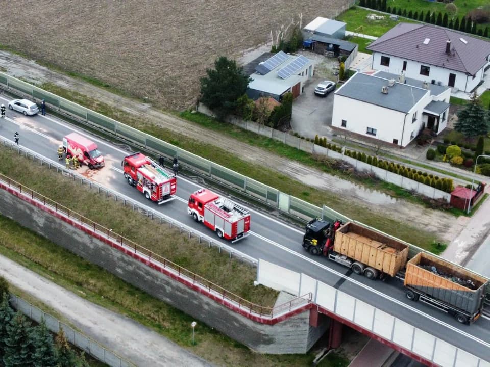 Zderzenie busa i ciężarówki na łączniku obwodnicy Jarocina