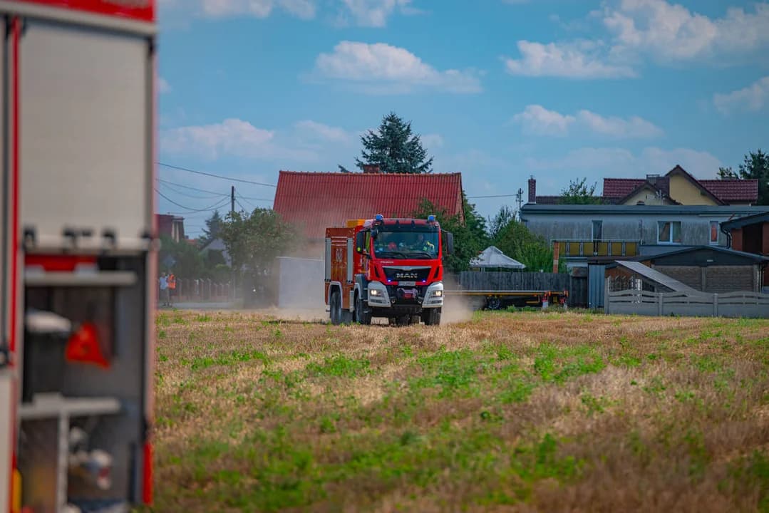 14-godzinna akcja i powrót na miejsce zdarzenia. Strażacy podsumowują walkę z dużym pożarem w Jarocinie — zdjęcie 4 z 87