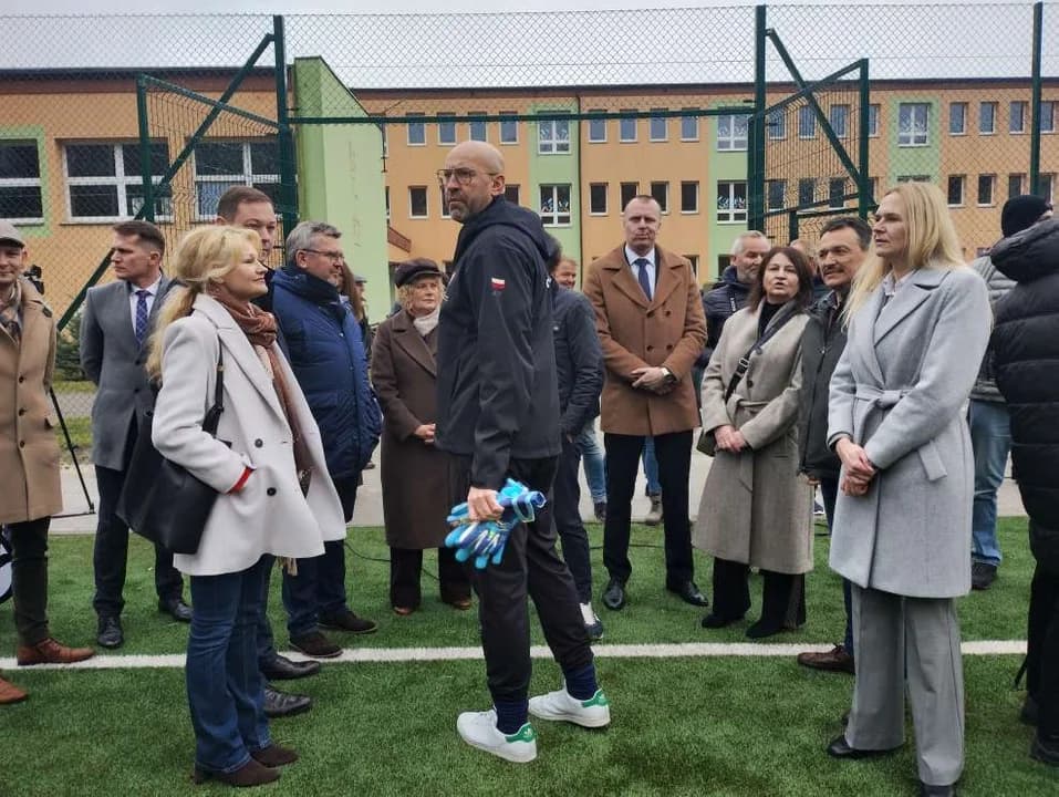 Uczniowie, parlamentarzyści i samorządowcy strzelali gole ministrowi na boisku w Jarocinie [ZDJĘCIA] — zdjęcie 4 z 66