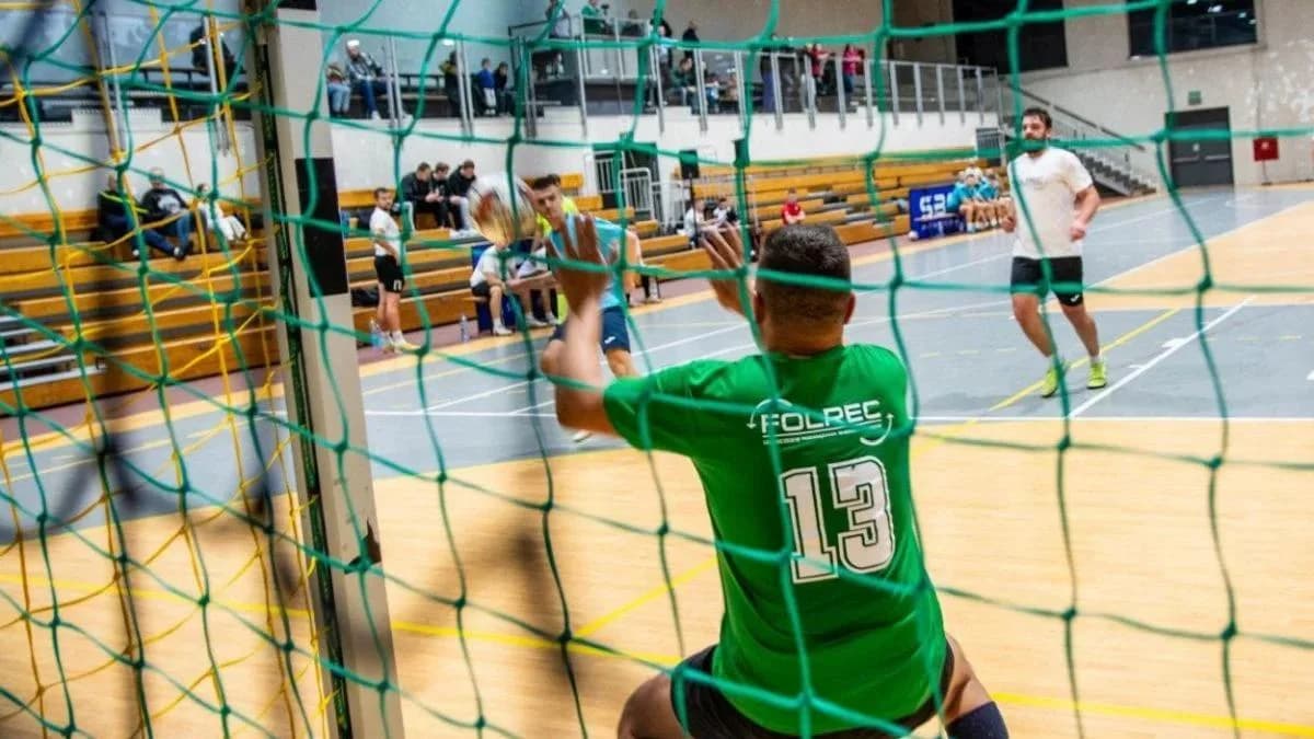 Aż trudno uwierzyć, że jeszcze na początku wieku, nie było większości hal sportowych, w których dzisiaj ćwiczą dzieci i młodzież szkolna, a po godzinach obiekty są miejscem aktywności sportowych dla wielu mieszkańców. Gmina Jarocin od lat inwestuje w rozwój infrastruktury sportowej przy placówkach oświatowych. Hale i sale gimnastyczne przy szkołach w gminie Jarocin 1. Sala gimnastyczna w Witaszycach Data oddania: 2011 r. Lokalizacja: Zespół Szkół w WitaszycachCharakterystyka: Pełnowymiarowa sala gimnastyczna, służąca uczniom oraz mieszkańcom w ramach zajęć pozalekcyjnych i wydarzeń sportowych. 2. Sala gimnastyczna w Jarocinie Data oddania: 2015 r. Lokalizacja: Szkoła Podstawowa nr 5 w Jarocinie Charakterystyka: Nowoczesna sala gimnastyczna, przystosowana do prowadzenia różnorodnych zajęć sportowych. 3. Sala gimnastyczna w Mieszkowie Data oddania: 2015 r. Lokalizacja: Szkoła Podstawowa w Mieszkowie Charakterystyka: Obiekt sportowy wspierający rozwój fizyczny uczniów oraz organizację lokalnych wydarzeń sportowych 4. Sala gimnastyczna w Jarocinie przy SP 4 Data oddania: 2012 r. Lokalizacja: Szkoła Podstawowa nr 4 w Jarocinie Charakterystyka: Hala sportowa zbudowana z gotowych elementów na zasadzie hangaru. 5. Sala gimnastyczna w Jarocinie Data oddania: 2015r. Lokalizacja: Szkoła Podstawowa nr 3 w Jarocinie Charakterystyka: Hala sportowa na potrzeby szkoły 6. Sala gimnastyczna w Siedleminie Status: W trakcie budowy (stan na 2025 r.) Lokalizacja: Szkoła Podstawowa w Siedleminie Charakterystyka: Nowa sala gimnastyczna, której budowa ma na celu zapewnienie odpowiednich warunków do prowadzenia zajęć wychowania fizycznego oraz organizacji wydarzeń sportowych.